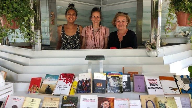 La sfida di Cristina, ex giornalista salva un'edicola a Marina di Pietrasanta