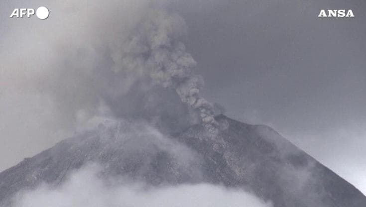 Indonesia, centinaia di sfollati dopo l'eruzione del vulcano Sinabung