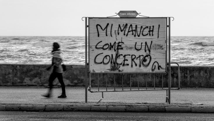 "Mi manchi come un concerto", perché la foto sul lungomare di Livorno è diventata virale