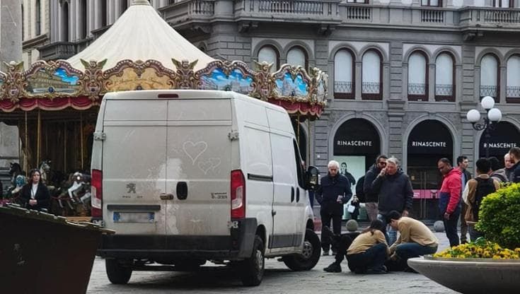Investito in piazza della Repubblica un turista coreano rimasto contuso
