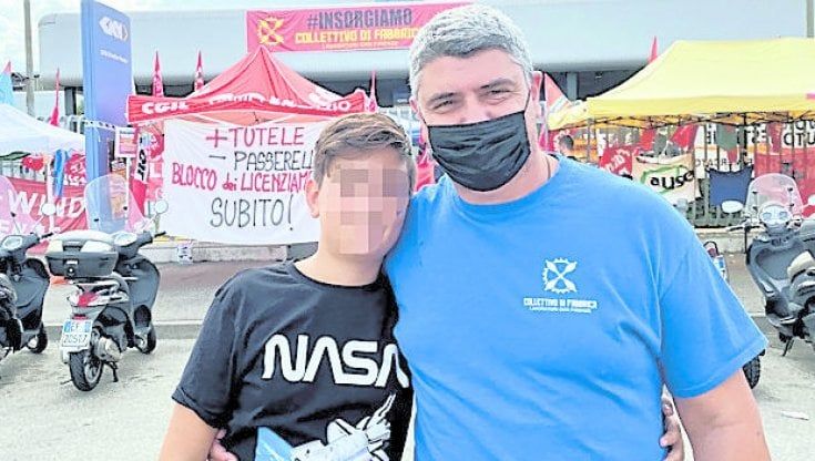 L’operaio Gkn: “Mio figlio mi ha rivisto sorridere, siamo andati insieme davanti alla fabbrica”