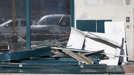 Roma, tentano di svaligiare bancomat con un carroattrezzi: caccia a tre banditi