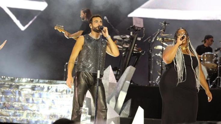 Fan in attesa per Marco Mengoni all’Inalpi Arena