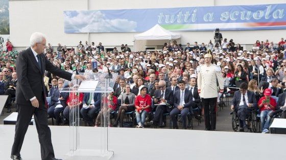 Mattarella: "Subito piano per edilizia scolastica. Patto sociale contro il bullismo"