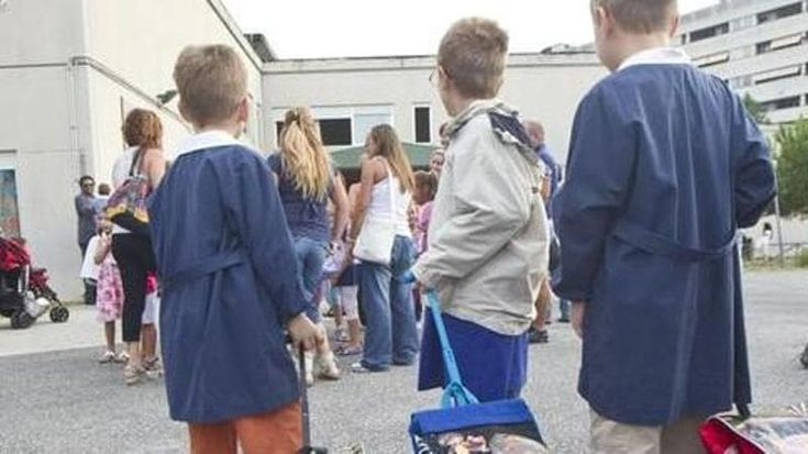 Grembiuli diversi tra maschi e femmine in una scuola elementare, una nonna scrive al preside: “Vecchi pregiudizi che alimentano stereotipi di genere”
