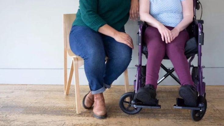 Il tormento dei caregiver: “Viviamo come in prigione per amore dei nostri cari”
