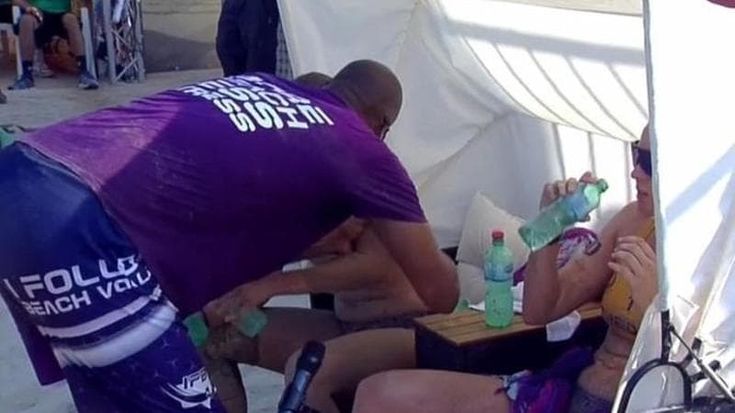 Allenatore strattona le sue giocatrici di beach volley. Le grida delle atlete: “Lasciaci in pace”