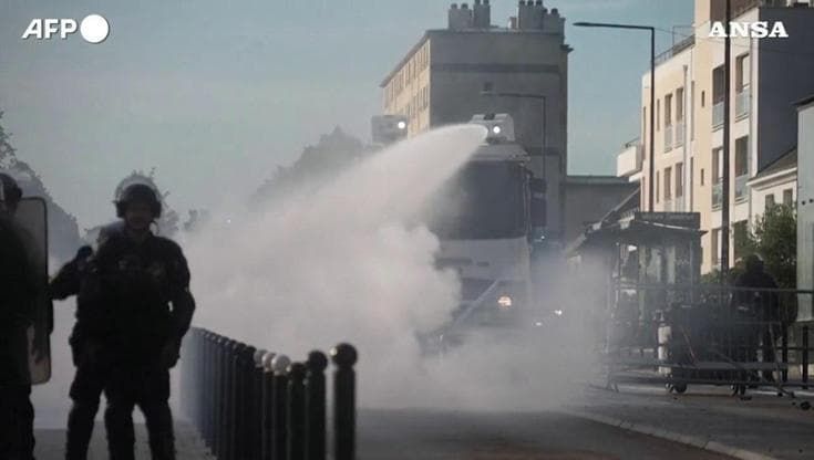 Francia, proteste degli studenti a Rennes: la polizia usa un idrante per disperderli
