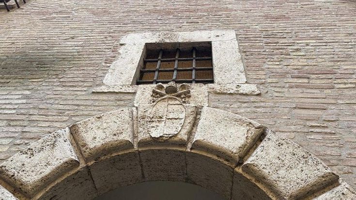 Processo vaticano, le difese criticano i provvedimenti di Francesco e tirano in ballo Leone