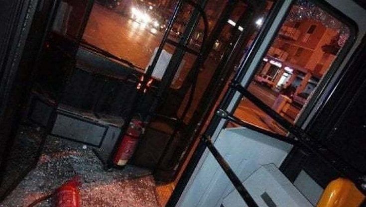 "Ad Halloween stop ai bus dalle 17", a Bari gli autisti hanno paura: "Contro di noi sassi e oggetti, è una notte pericolosa"