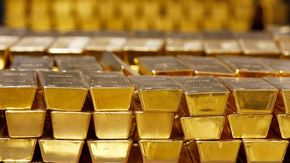 Il dollaro prova una difficile rimonta, oro e bitcoin sempre tonici