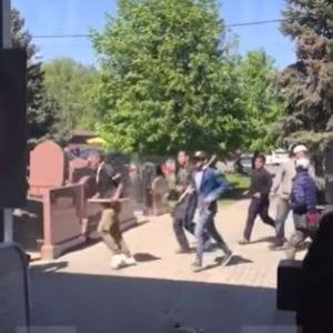 Violenti scontri a cimitero Mosca, tre vittime e 10 feriti