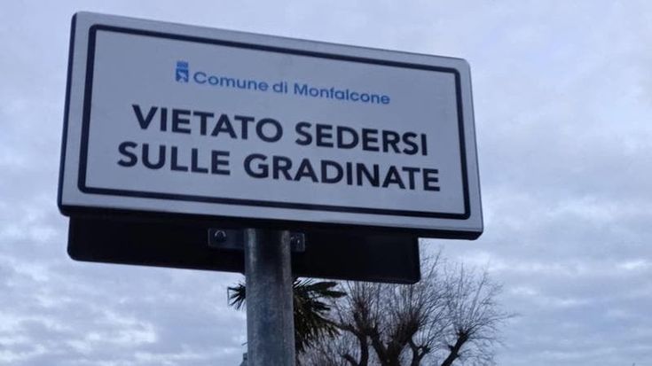 “Vietato sedersi”. Monfalcone si ribella all’ordinanza antimigranti del sindaco leghista