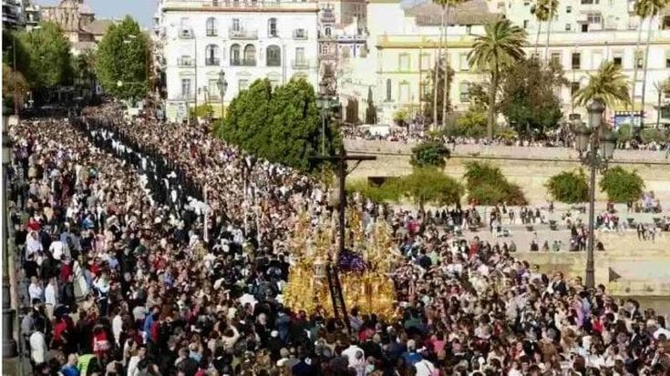 Centomila in processione con la Madonna di Malaga e i suoi 270 portantini