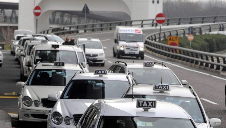 Prendere il taxi a Milano costerà di più: aumentano le tariffe per gli aeroporti e in città. La Regione: "Garantiamo ai tassisti un lavoro dignitoso"