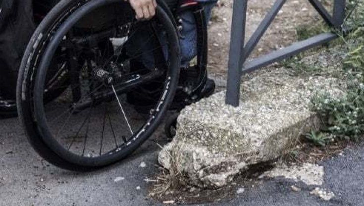 Disabilità, la denuncia di Brunella: "In carrozzina le erbacce sui marciapiedi per noi sono muri. Devo lasciare il mio quartiere"