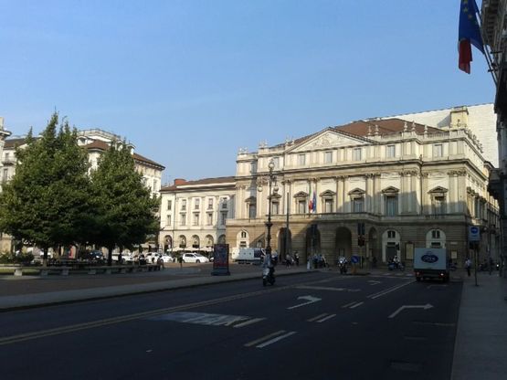 Milano, l'album di piazza della Scala ieri e oggi