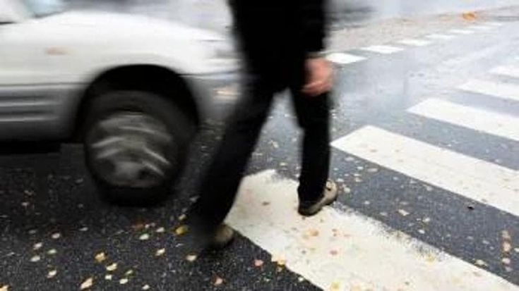Pedoni, nuovo Codice: niente multa per lo smartphone, telecamere per chi non dà la precedenza