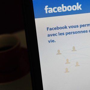 Pedofilia su Facebook. Bbc: "Scoperti gruppi di scambio foto"
