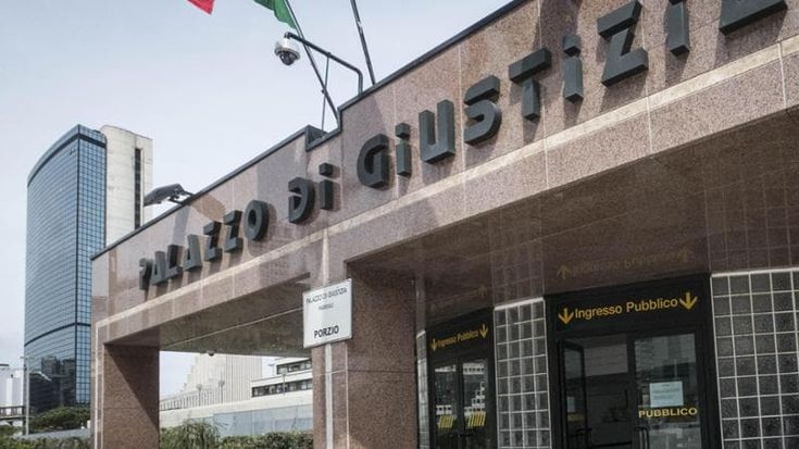 Napoli, uccise la madre del TikToker. Tensione in aula: “Assassina”