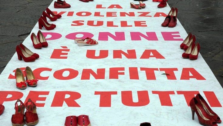 Cortei, dibattiti e monumenti illuminati: oggi la Giornata contro la violenza di genere