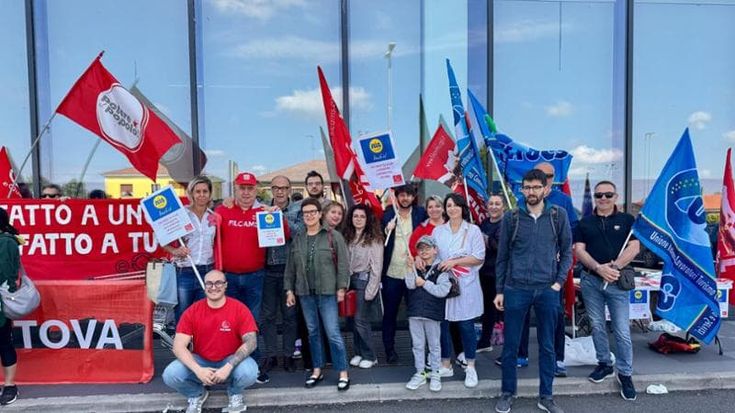 Lidl, sciopero in Lombardia. Cgil: “Vogliamo aumenti e tutele, ma l’azienda offre buoni spesa”