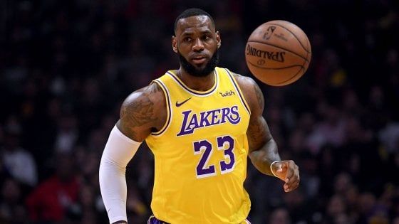 Basket, Nba: torna LeBron e Lakers vincono il derby, colpo Philadelphia alla Oracle Arena