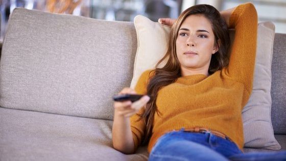 Davanti alla tv, multitasking o divanati?