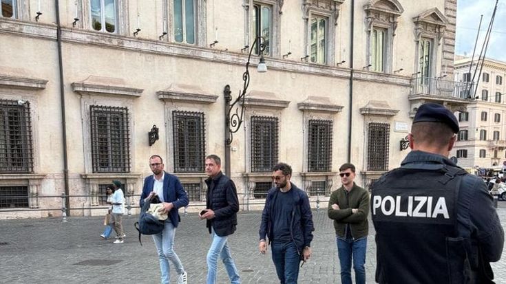 La battaglia pro cannabis del leader dei Radicali che sfida il Dl sicurezza (e finisce in Questura)