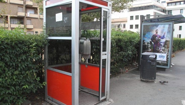 Le ultime ventotto cabine telefoniche, testimoni di un’epoca tramontata