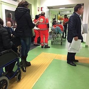Alessandria. scappa dall'ospedale, prende a calci le auto e picchia i carabinieri