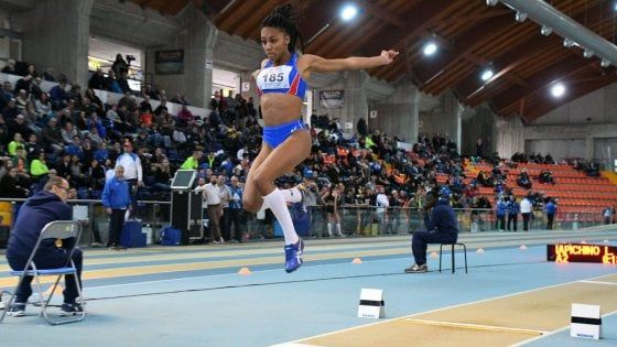 Atletica, Larissa supera di nuovo mamma Fiona May e continua a stupire: vola a 6. 30 nel lungo 