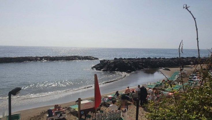 Napoli, domenica al mare: gente in spiaggia