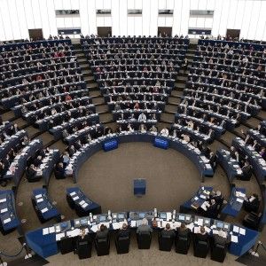 Stabilit&agrave;, il giudizio Ue: "Servono altri progressi". Minoranza Pd favorevole