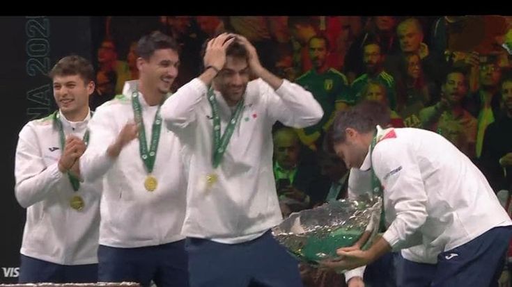 Bolelli rompe la Coppa Davis, Berrettini si mette le mani nei capelli: l’incidente nella premiazione