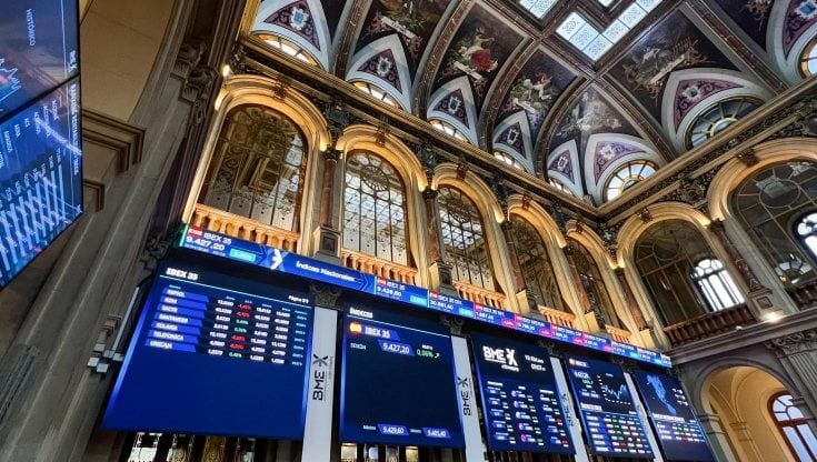 Le Borse di oggi 20 aprile. La Ue chiude debole, Milano la peggiore. Lagarde: "Inflazione ancora troppo alta, fare di tutto per abbassarla"