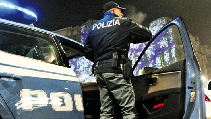 Napoli, sospettato di uno scippo fugge in scooter all'alt e investe un poliziotto: arrestato