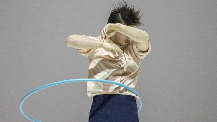 Alchimie di danza alla Reggia di Venaria con gli hula hoop ipnotici firmati Sciarroni