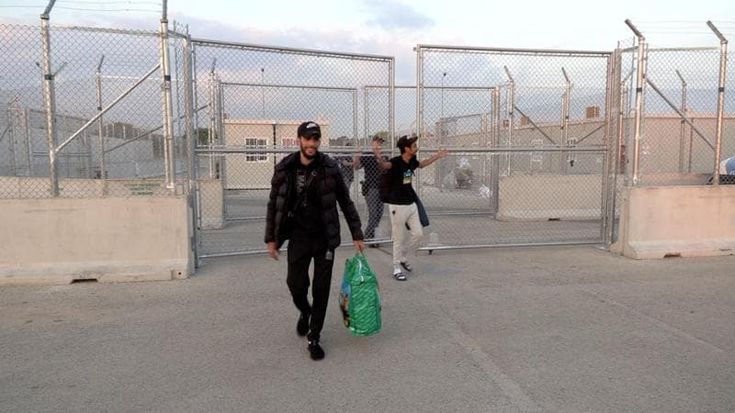 I migranti liberati dal giudice lasciano il centro rimpatrio: “Abbiamo bisogno di cure”