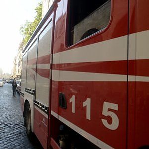 Sulla sedia a rotelle, per due giorni, veglia il badante morto d'infarto