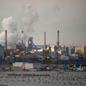 Ilva, cade su piattaforma incandescente: operaio ustionato alle mani e al volto