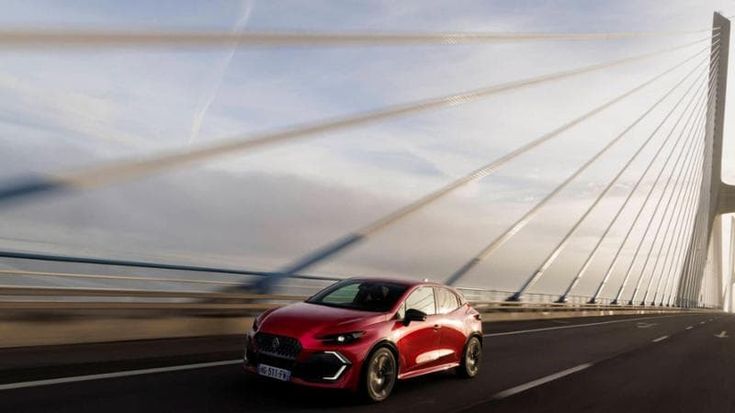 Nuova Renault Clio, la full hybrid da 25 km al litro più grande e tecnologica. Come va