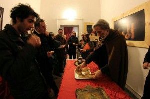 Genova, barricata di mobili<br />per chi &egrave; senza un tetto