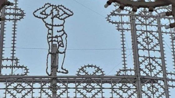 "Le luminarie della festa patronale sono oscene": a Molfetta rimosse le figure di due uomini