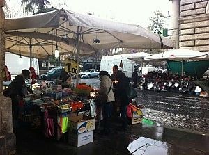 Esquilino, i banchi a ogni angolo<br />bloccano le auto e i passanti