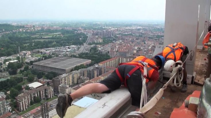 Via le gru, ultimi ritocchi a quota 200 metri per la torre della Regione  