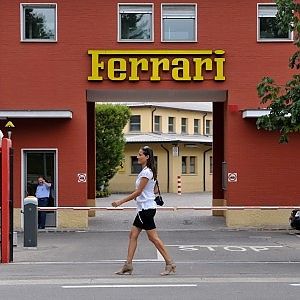 Il Cavallino rampante di Ferrari vola all'estero