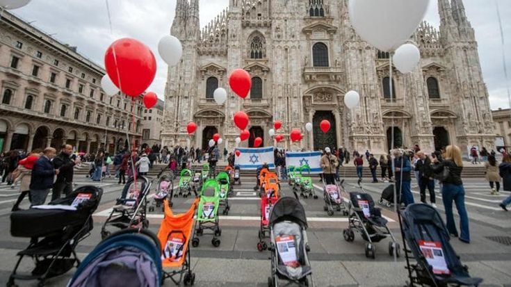 Passeggini vuoti in piazza Duomo a Milano per ricordare i bambini rapiti da Hamas
