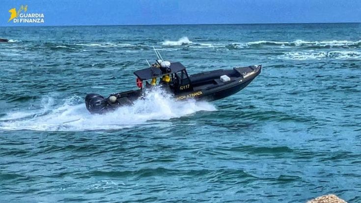 Vieste, istruttore di vela soccorso in mare: la barca di dieci metri rimasta incagliata nei fondali