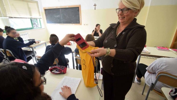 I presidi genovesi e i cellulari vietati in classe: “Assurdo, il divieto non educa” 